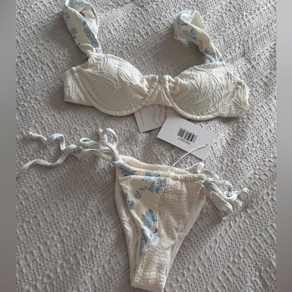 Dippin Daisy Verana top underwire, tie side bottoms atlas hydrangea/ jasmine set